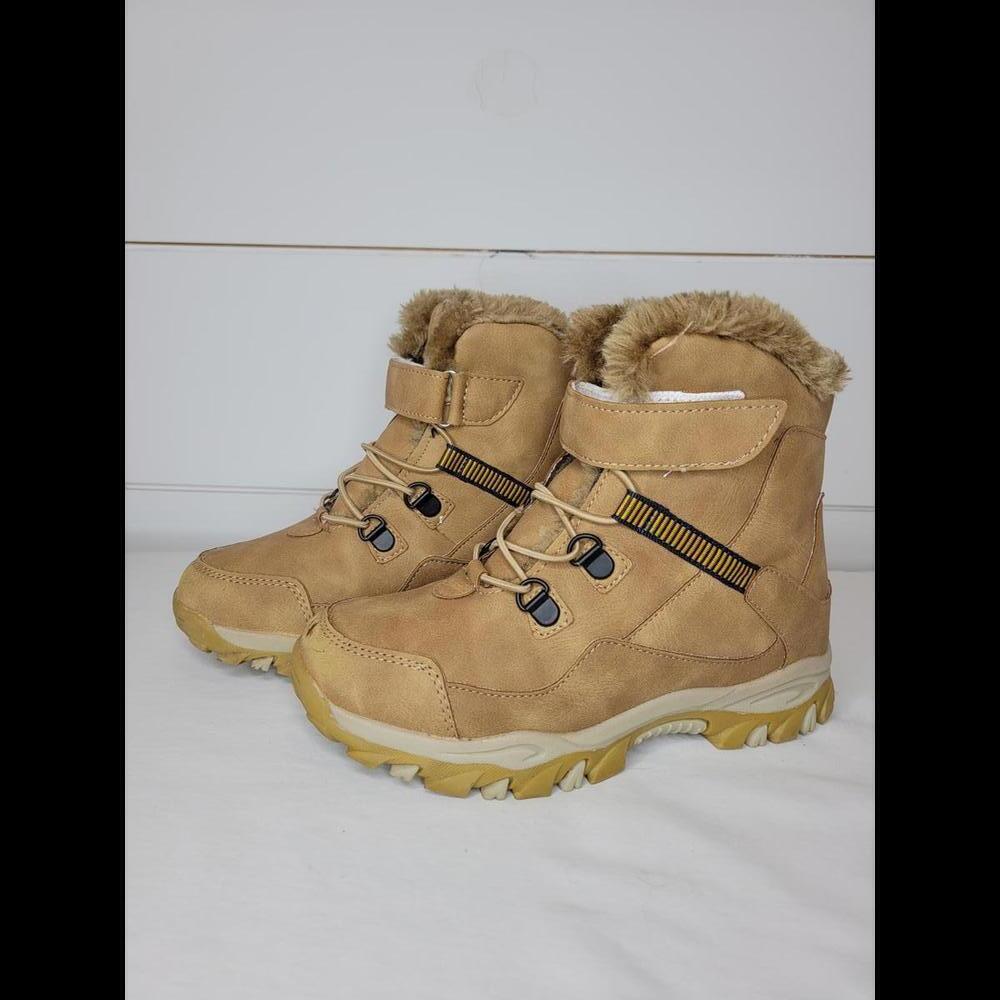 Kids snow boots (non branded) size 2